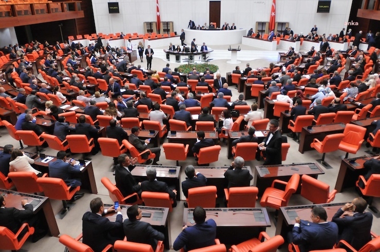 AKP'den yasa teklifi: General ve amirallerin askeri suç soruşturması bakan iznine bağlanacak