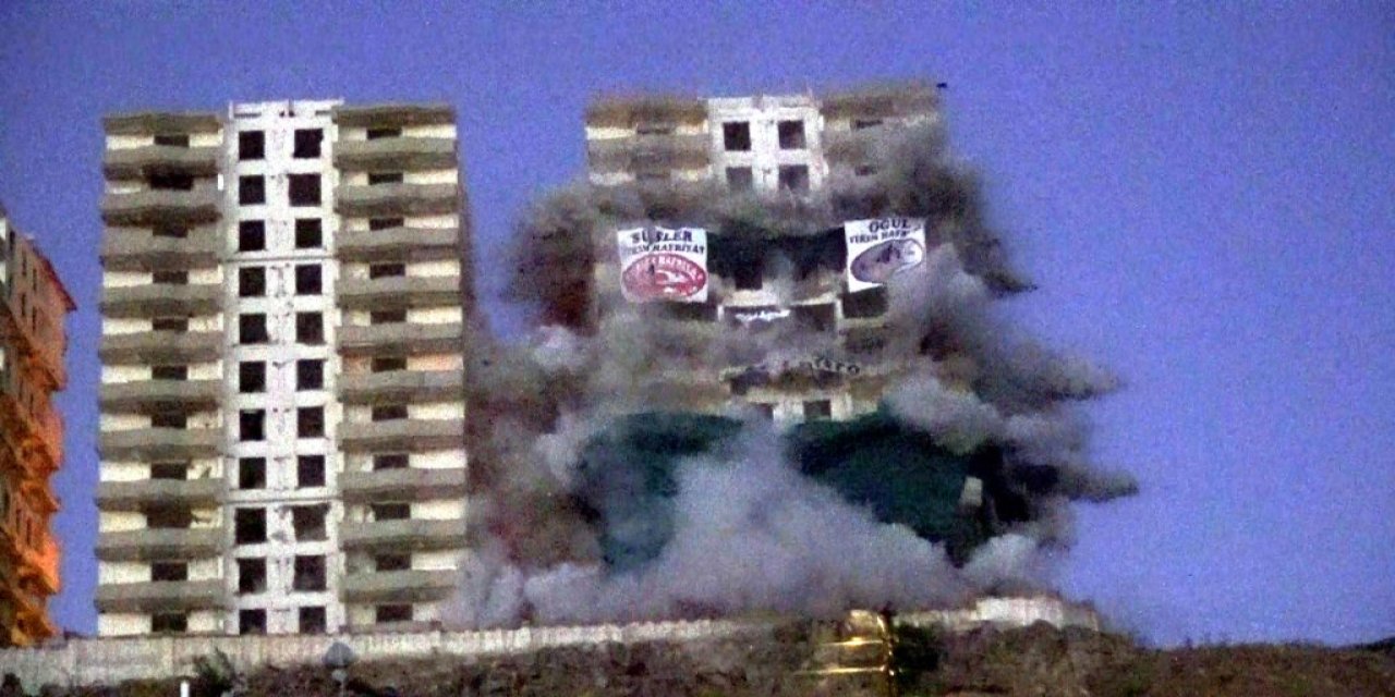 Kahramanmaraş'ta 12 katlı hasarlı bina 130 kilo patlayıcı kullanılarak yıkıldı
