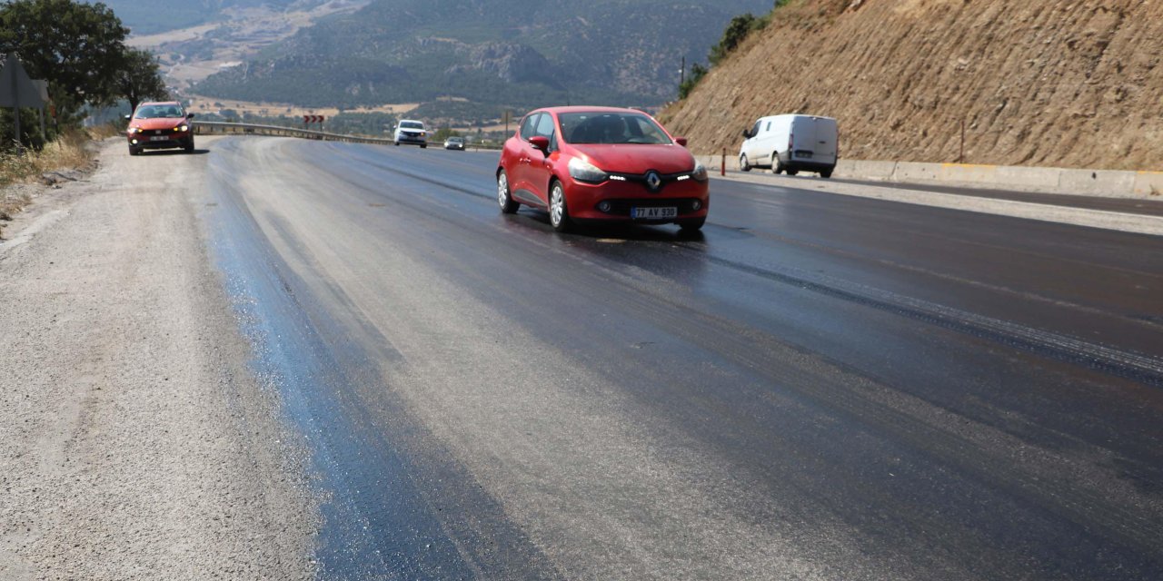 Denizli'de sıcak hava nedeniyle asfalt eridi