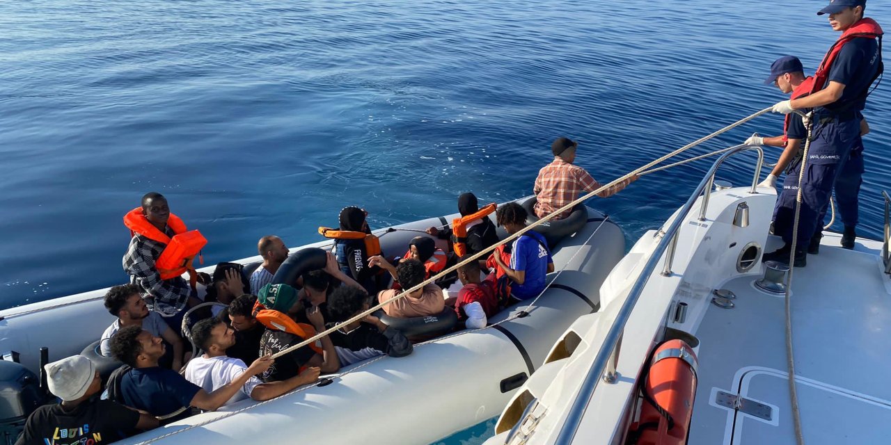 Yunanistan'ın geri ittiği 208 kaçak göçmen İzmir'de kurtarıldı