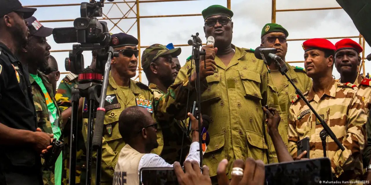 Nijer'de askeri cunta ülkenin hava sahasını kapattı