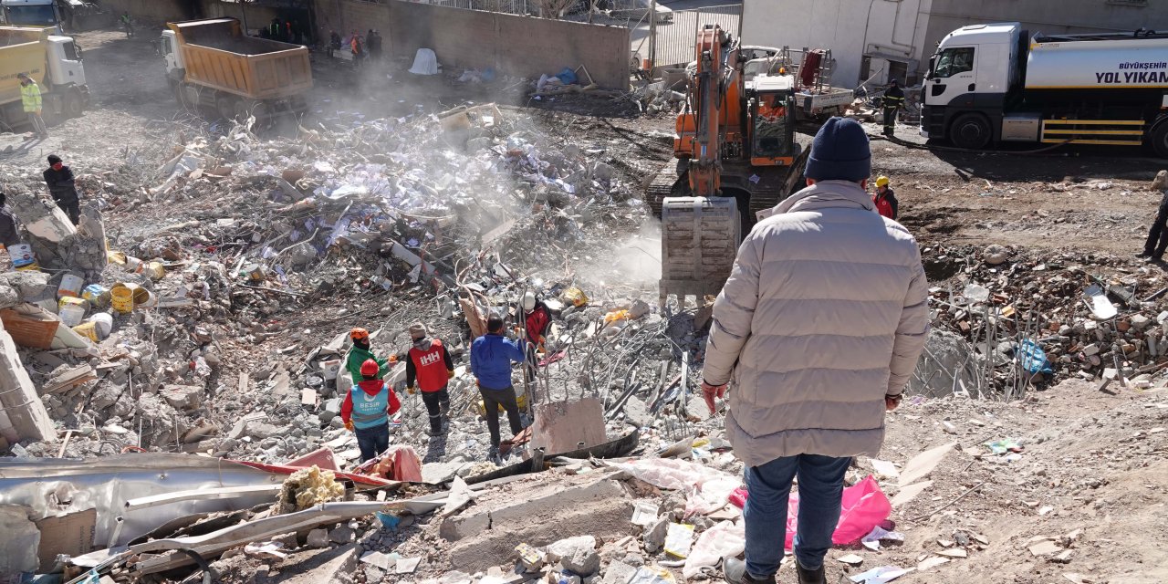 Yıkılmış evlerin sahibi depremzedelere 11 aylık elektrik faturası