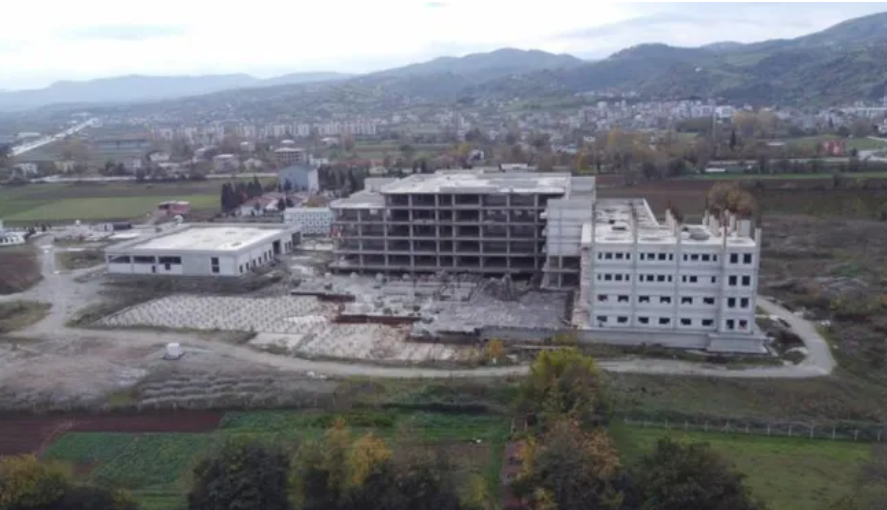 Samsun'da iki aydır maaşlarını alamayan Tekkeköy Devlet Hastanesi inşaatı işçileri iş bıraktı