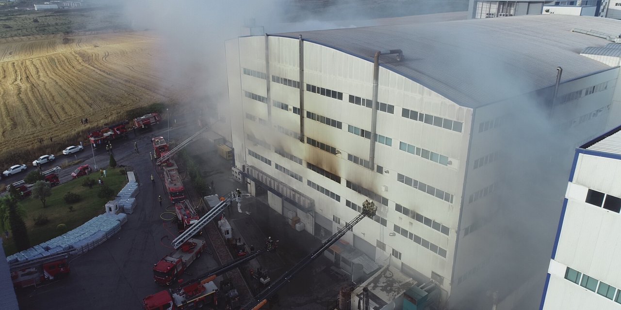 Arnavutköy'de 4 katlı fabrikada yangın