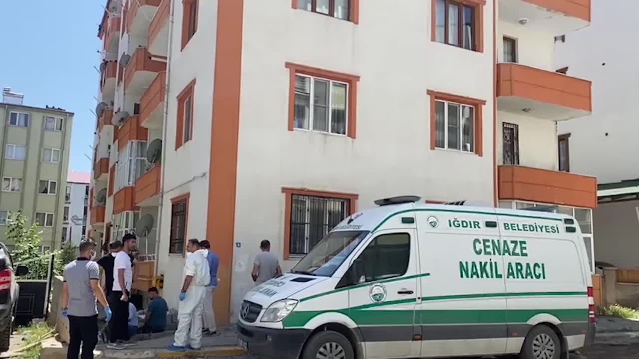 Iğdır'da bir apartmanın bodrum katında özel bir bölmede kadın cesedi bulundu