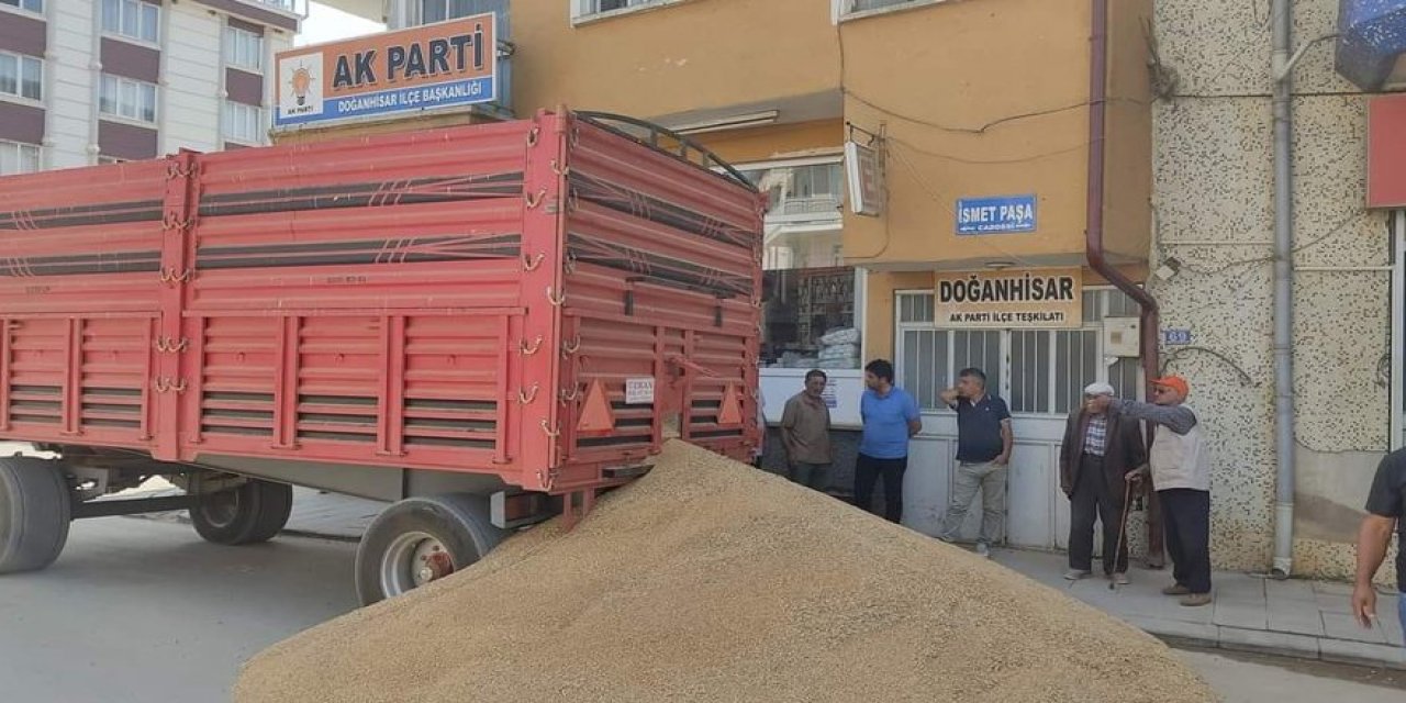 Konya’da, TMO çiftçinin mahsulünü almadı: İsyan eden çiftçi buğdayını AKP binasının önüne döktü