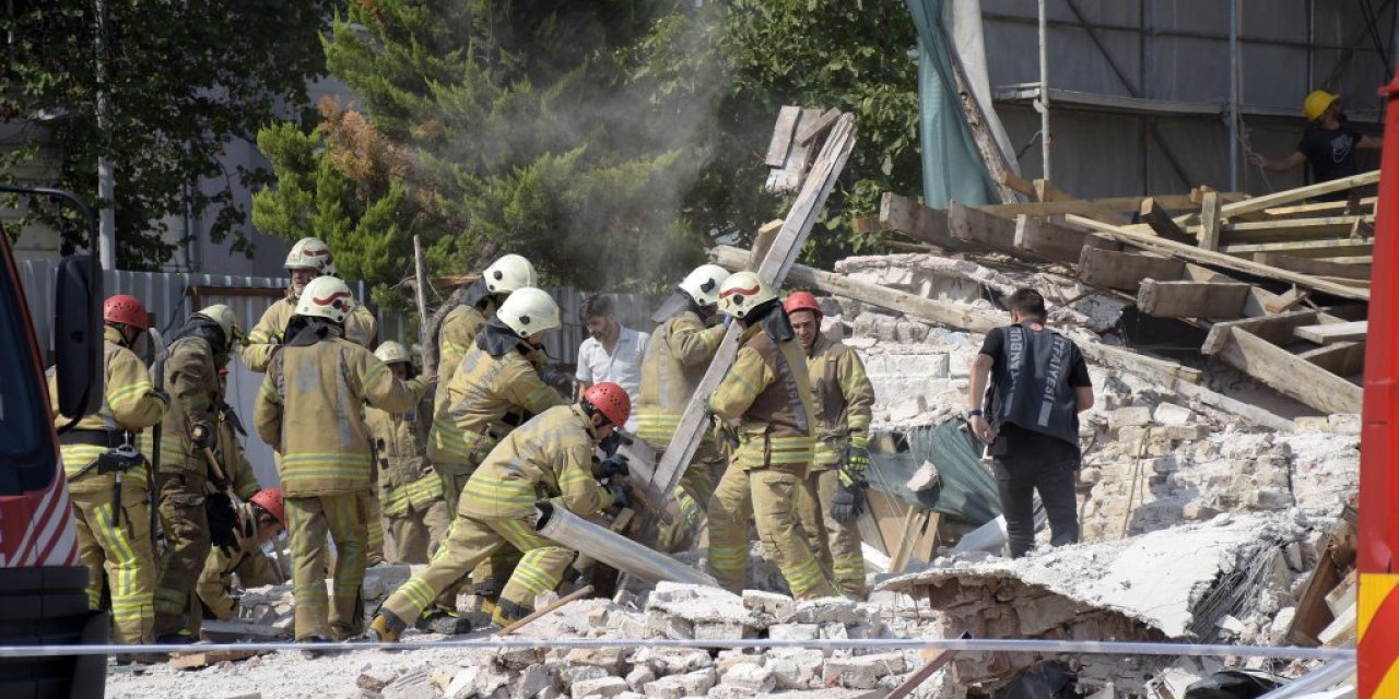 Kuruçeşme'de restorasyon çalışmalarında 4 katlı bina çöktü: 1 ölü, 1 yaralı