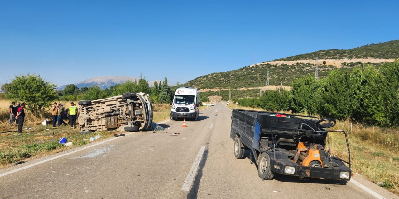 Isparta'da minibüs ile patpat çarpıştı: 1 kişi yaşamını yitirdi, 13 kişi yaralı