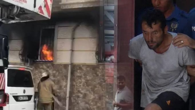 İstanbul'da bir erkek eşi ve çocuklarının içinde bulunduğu daireyi ateşe verdi