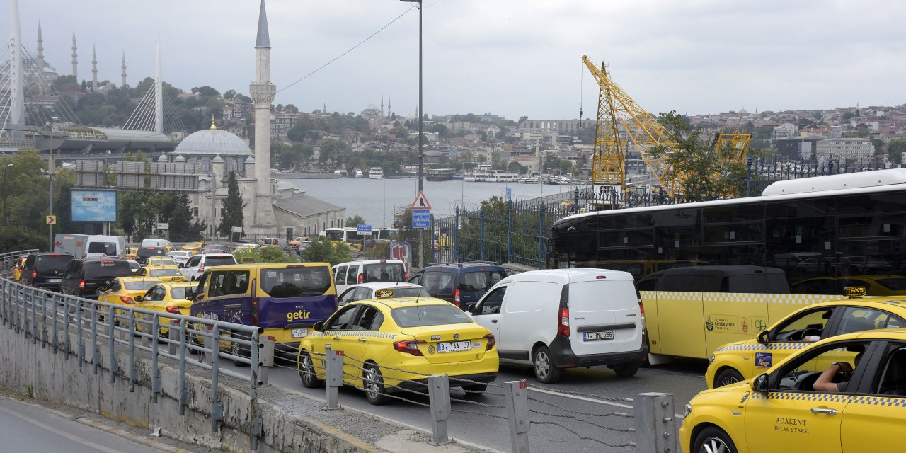 Okullar açıldı, İstanbul'da trafik kilitlendi