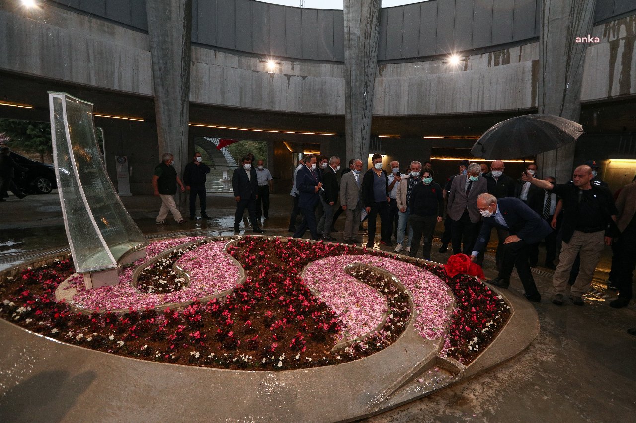 Kılıçdaroğlu, Süleyman Demirel'in mezarını ziyaret etti