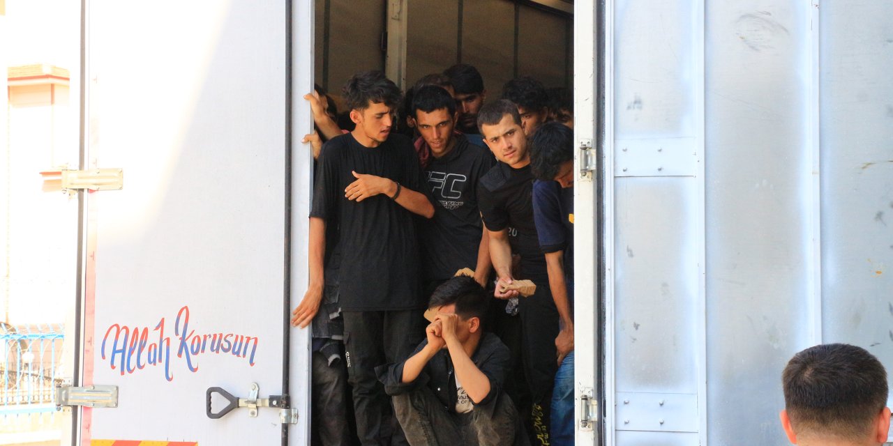 Tokat'ta kapalı kasa kamyonda 50 kaçak göçmen yakalandı