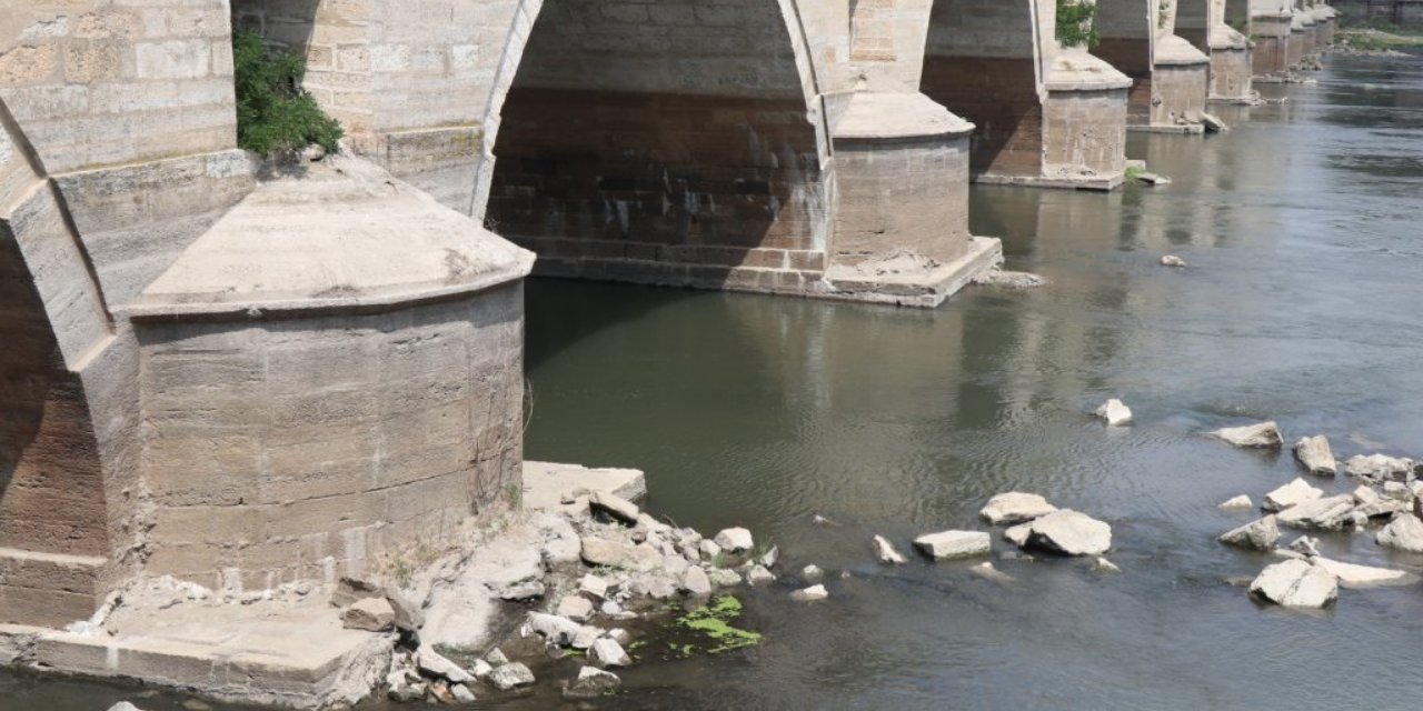 Edirne'deki kuraklık, Meriç Köprüsü'nün ayaklarını ortaya çıkardı