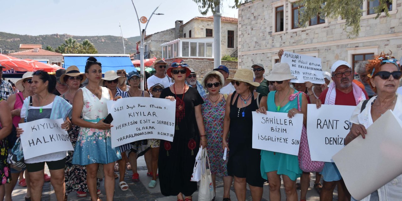 Foça'da kıyı işgaline karşı 'havlulu' protesto