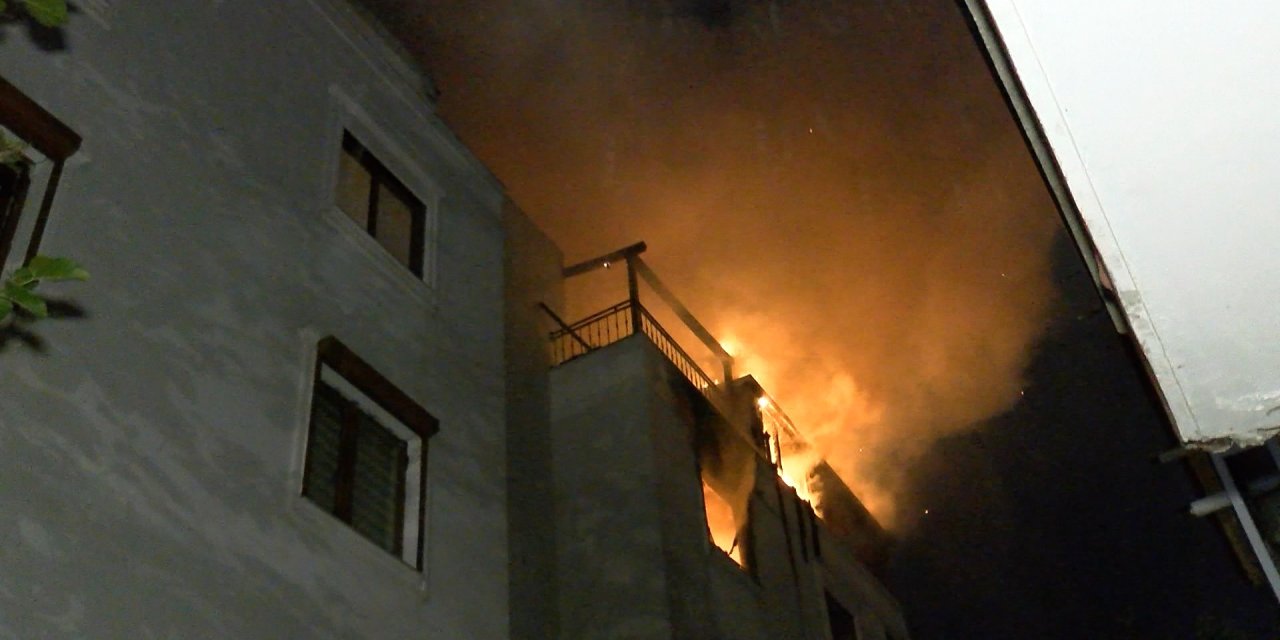Kadıköy'de 3 katlı binada yangın: 1 ölü, 2 yaralı