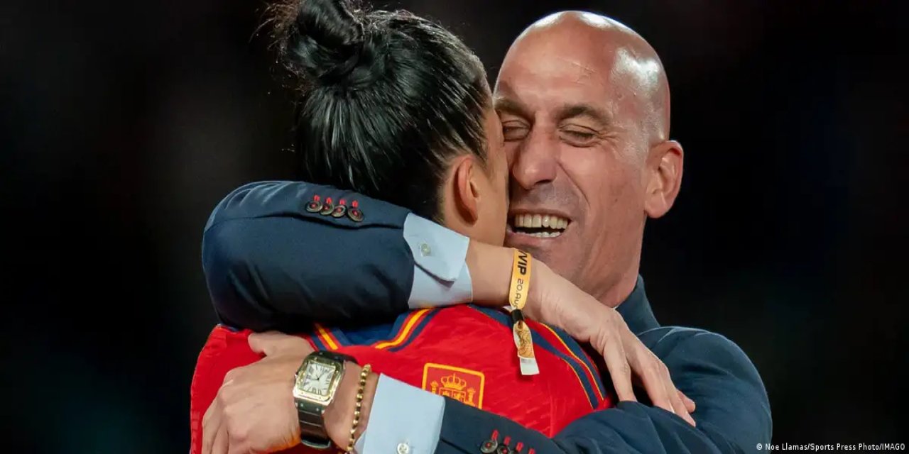 Kadın futbolcuyu öpen İspanya Futbol Federasyonu başkanı özür diledi: Tamamen hataydı