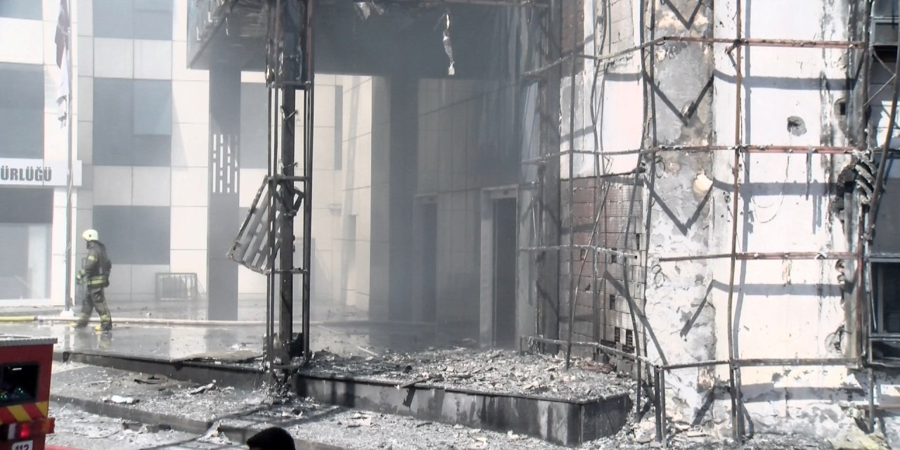 Esenyurt’ta kültür merkezinde yangın: 1 saatte söndürüldü, ölen ya da yaralanan yok