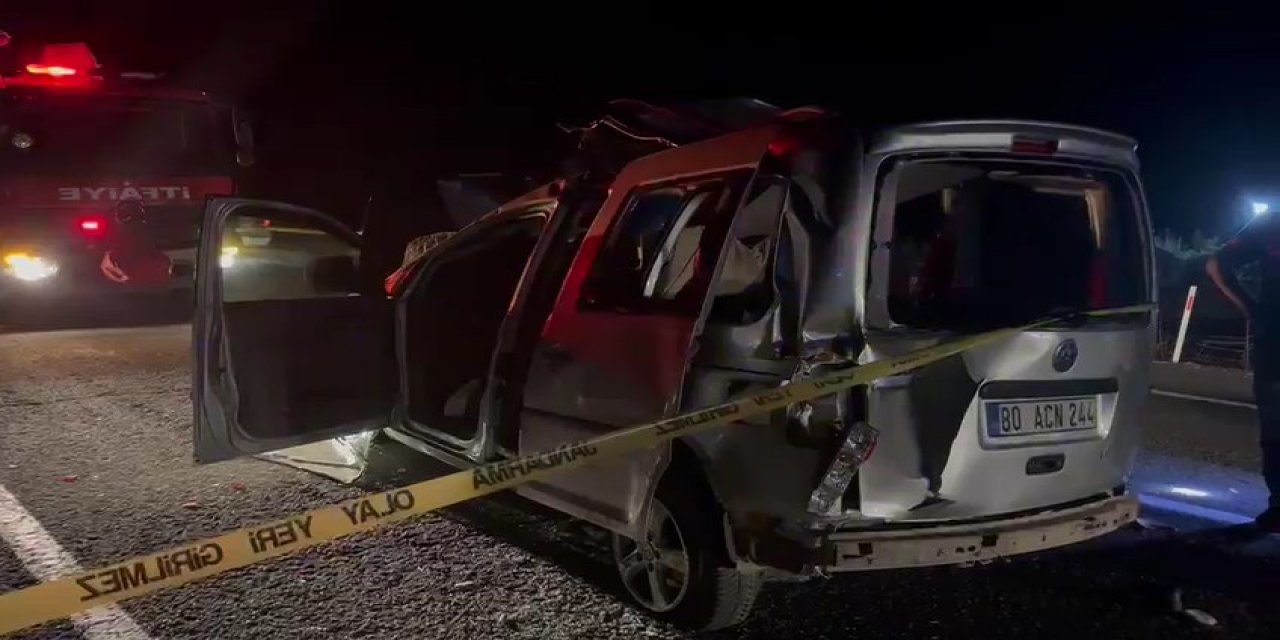 Şanlıurfa'da hafif ticari araç, traktör römorkuna çarptı: 1 kişi yaşamını yitirdi, 3 yaralı