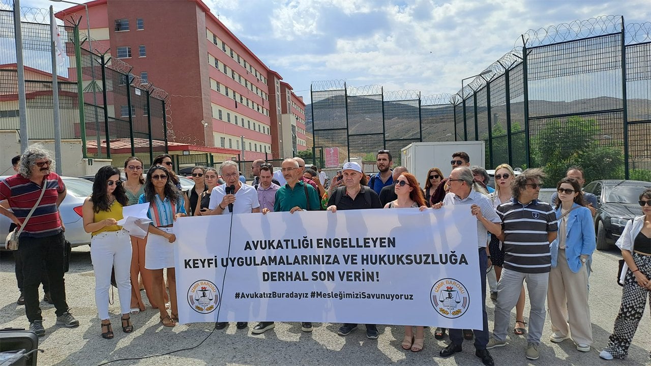 İzmir Barosu, Geri Gönderme Merkezi önünden seslendi: Hukuka aykırı uygulamalardan vazgeçin