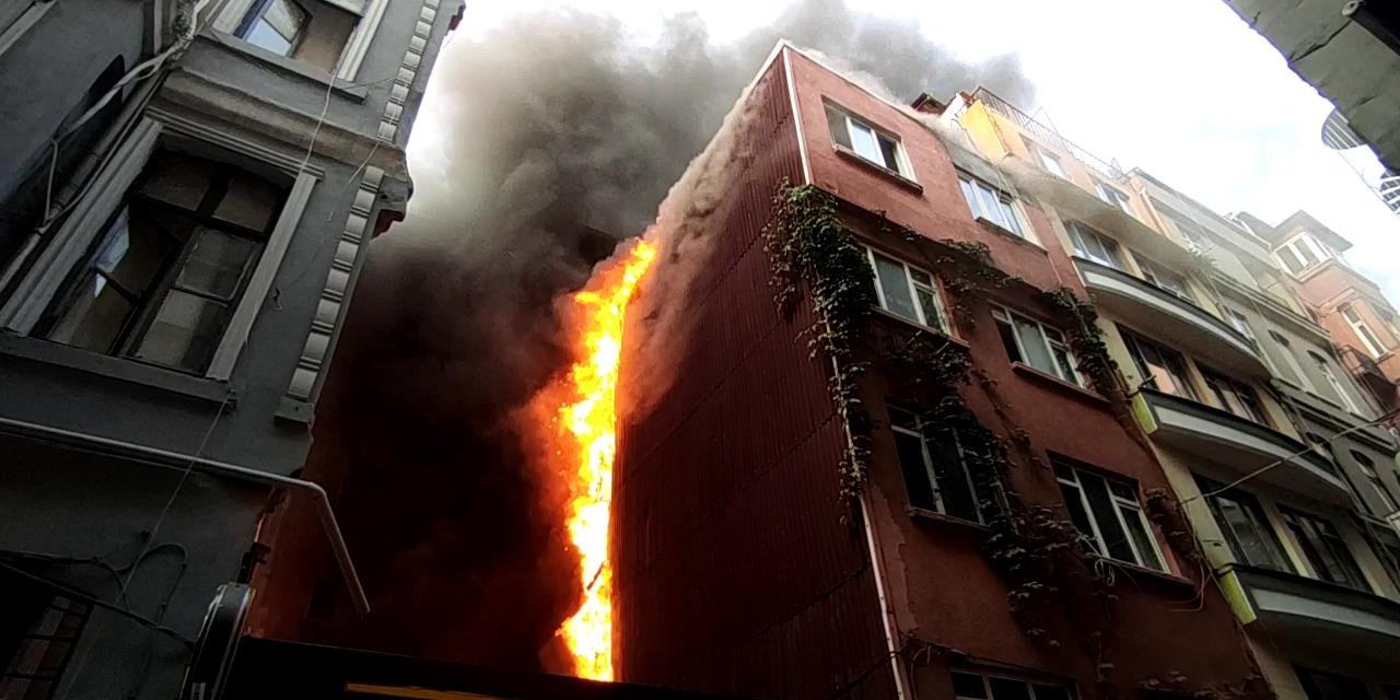 Beyoğlu'nda 5 katlı binada yangın