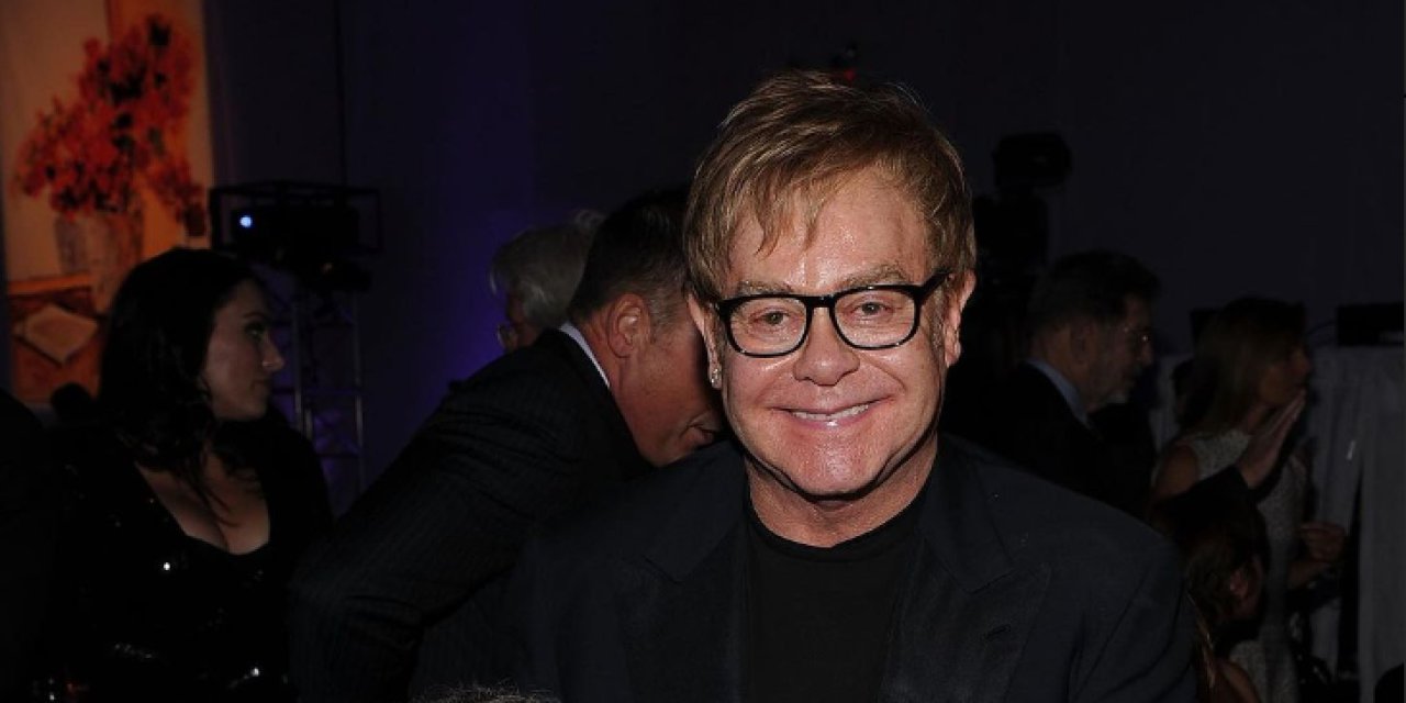 İngiliz şarkıcı Elton John, hastaneye kaldırıldı