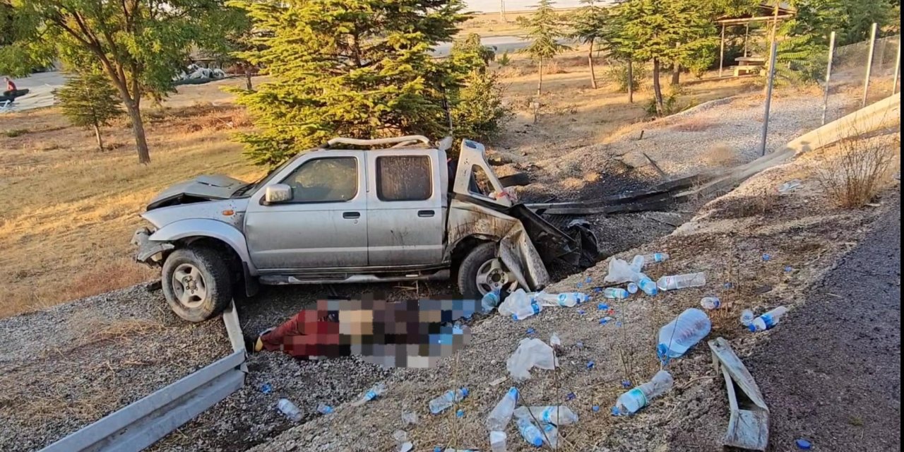 Lastiği patlayan TIR, kamyonet ile otomobile çarptı: 1 ölü, 3 yaralı