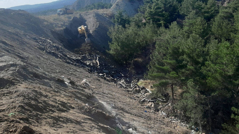 Kastamonu'da AKP'li belediye çöp ve molozları köye boşalttı
