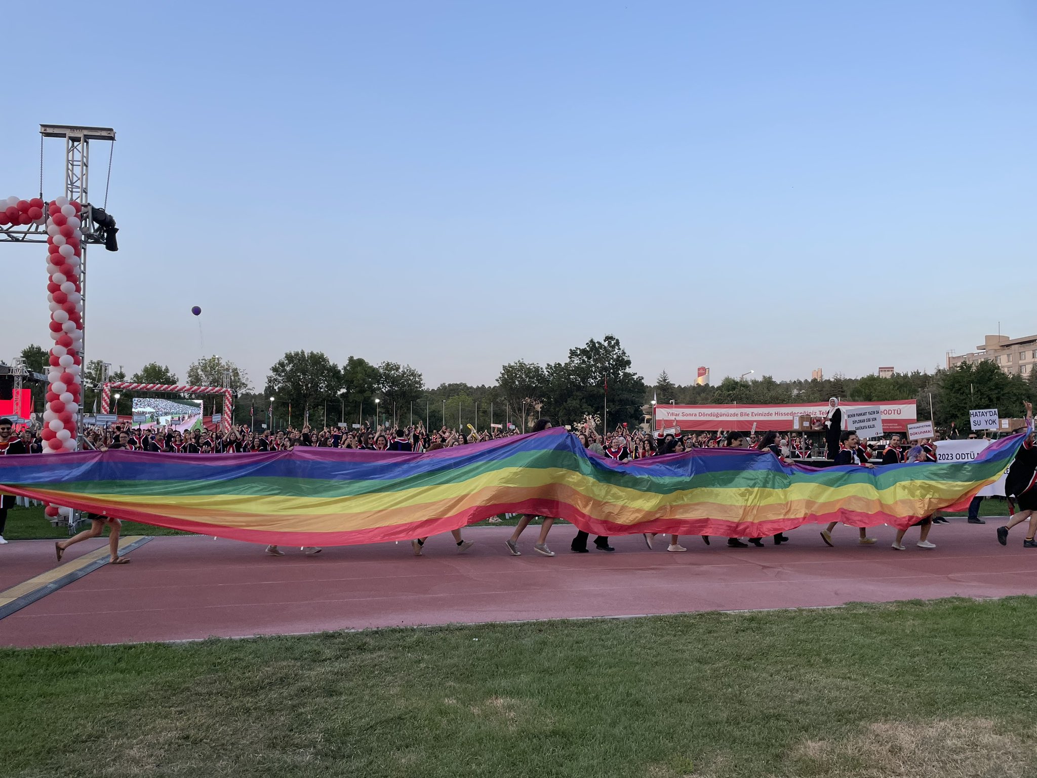 ODTÜ Rektörlüğü'nden iki öğrenciye 'gökkuşağı bayrağı' soruşturması