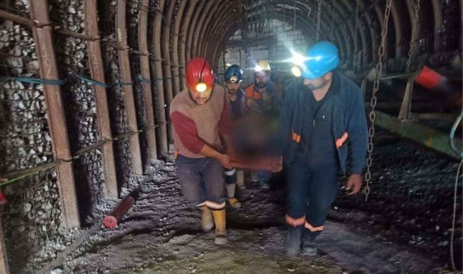 Açlık grevindeki maden ocağı işçilerinden biri fenalaşarak hastaneye kaldırıldı