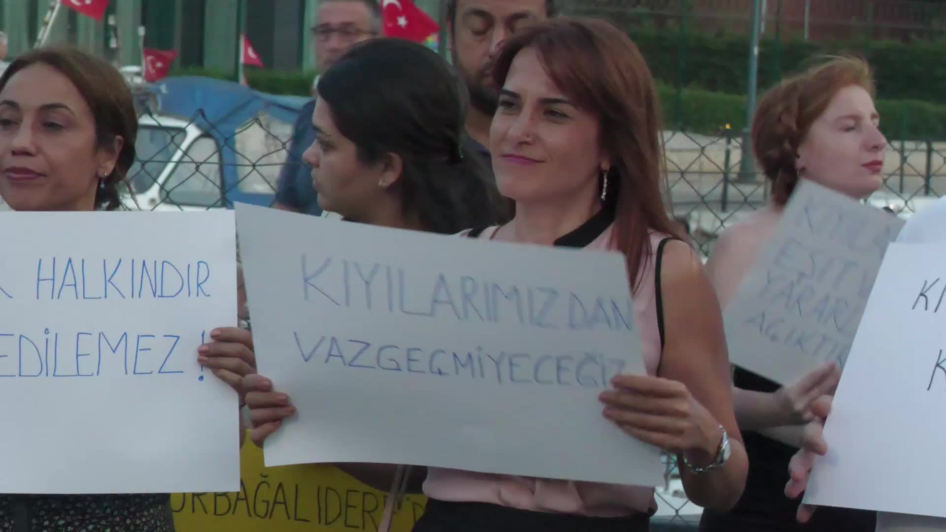 Kadıköy'de 'kıyı işgali' eylemi: 'Kıyılar halka kapatılamaz'
