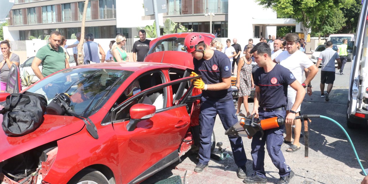 Antalyasporlu futbolcu Naldo'nun ailesi Antalya'da kaza geçirdi: 1'i ağır, 5 yaralı