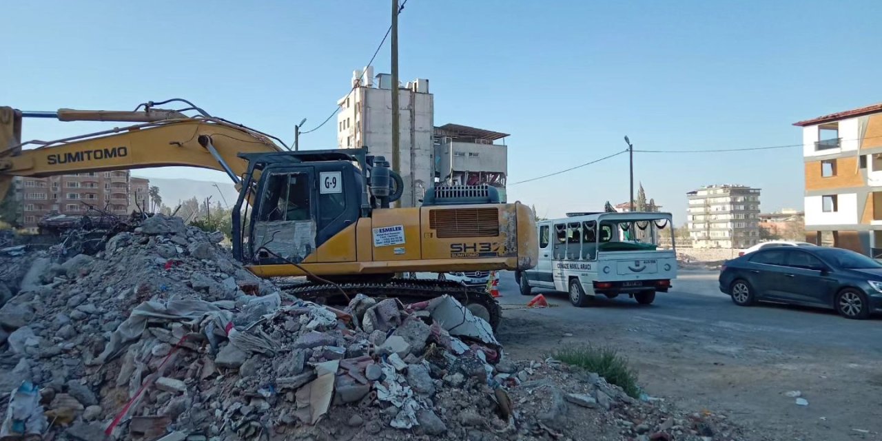 Hatay'da depremin 215'inci gününde temel kazısında enkazdan ceset çıktı