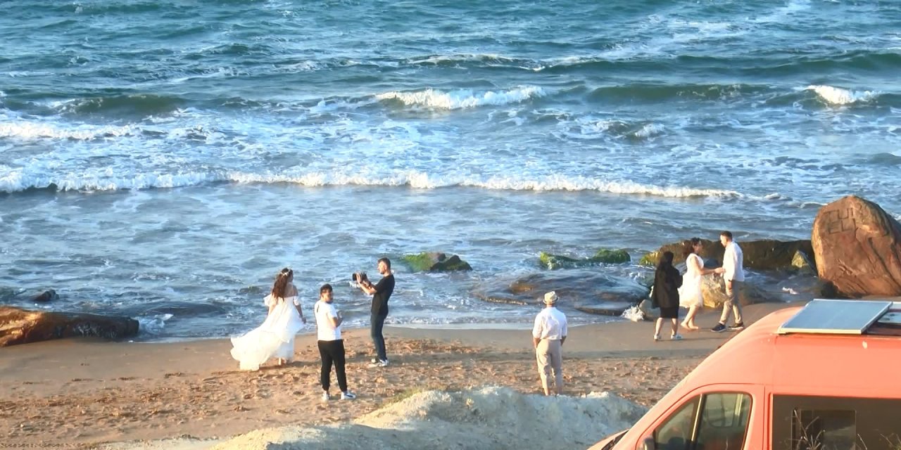Kaybolan Berat’ı arama çalışmalarının sürdüğü noktaya, düğün fotoğrafı için geldiler