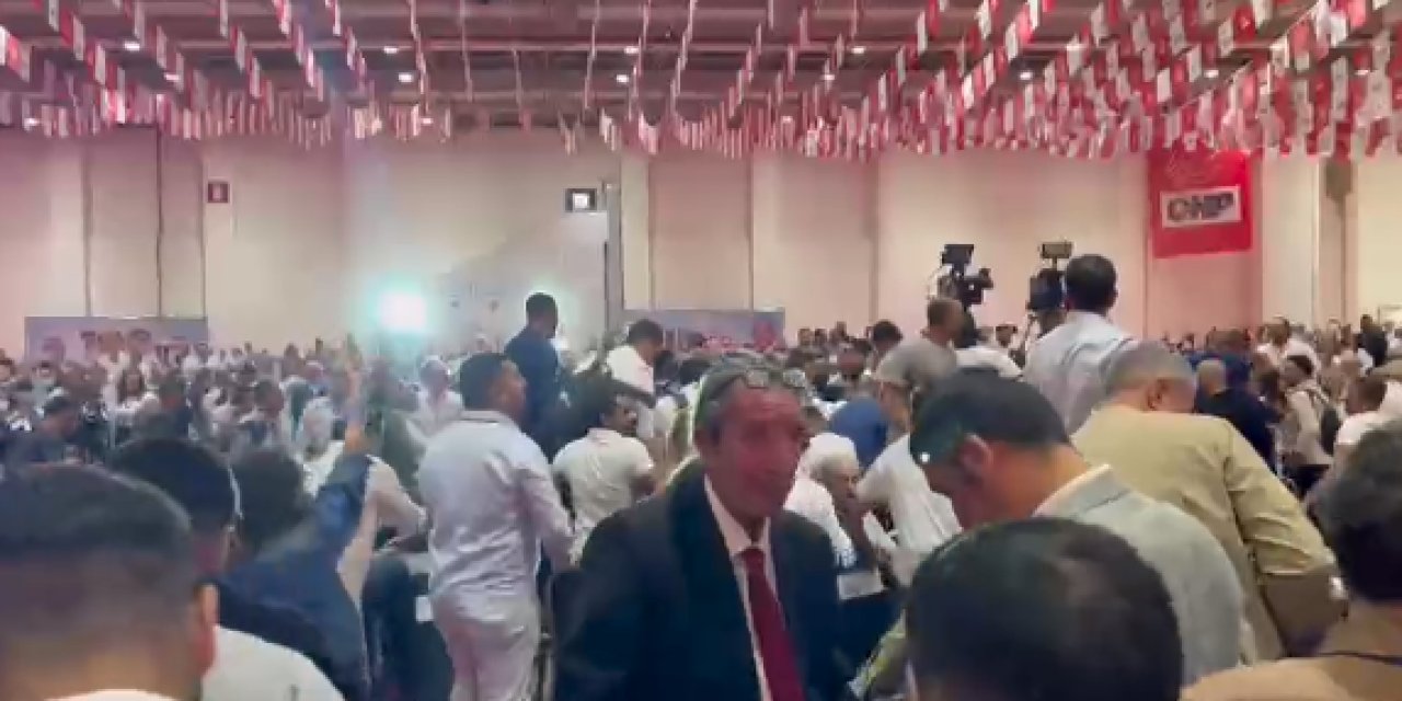 CHP İzmir İl kongresinde gerginlik çıktı: Çıkan arbede sonrası divan ve protokol yerinden ayrıldı