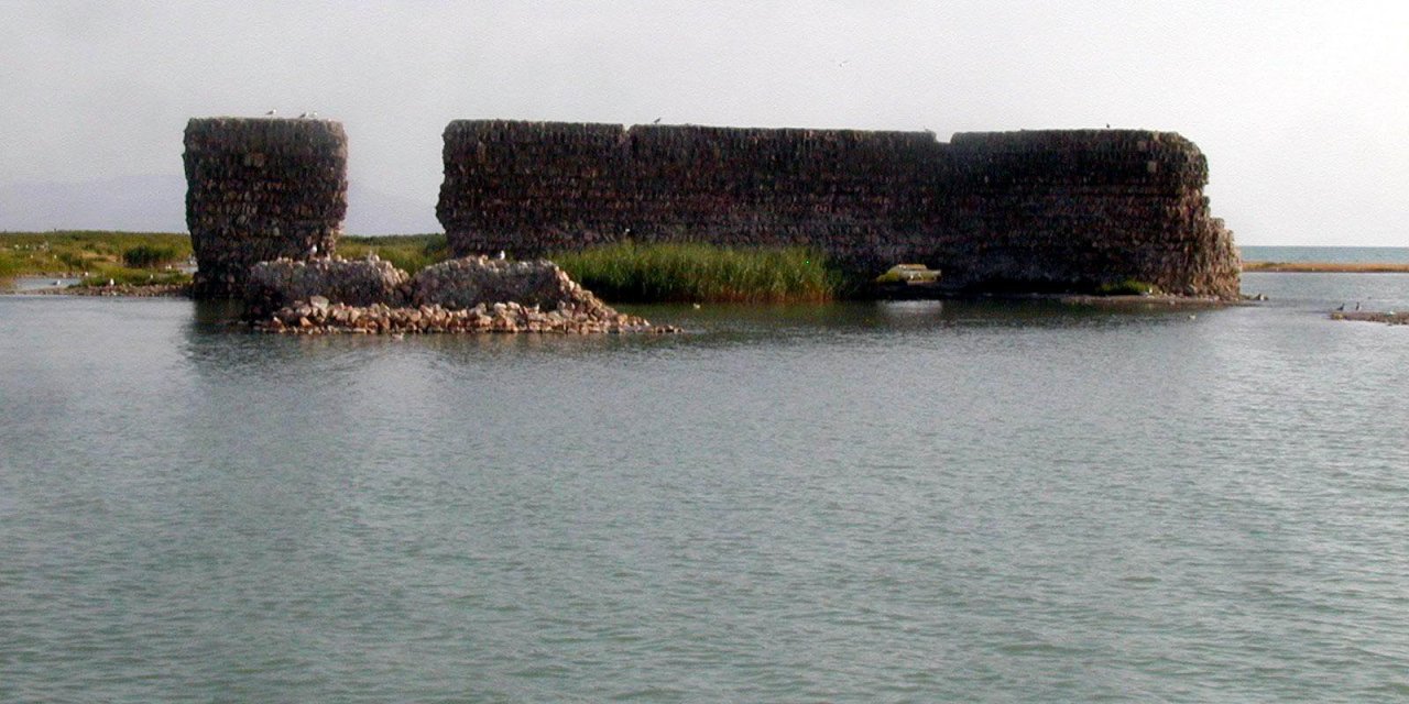 Van Gölü'nde sular 6 metre çekildi, tarihi kale ortaya çıktı
