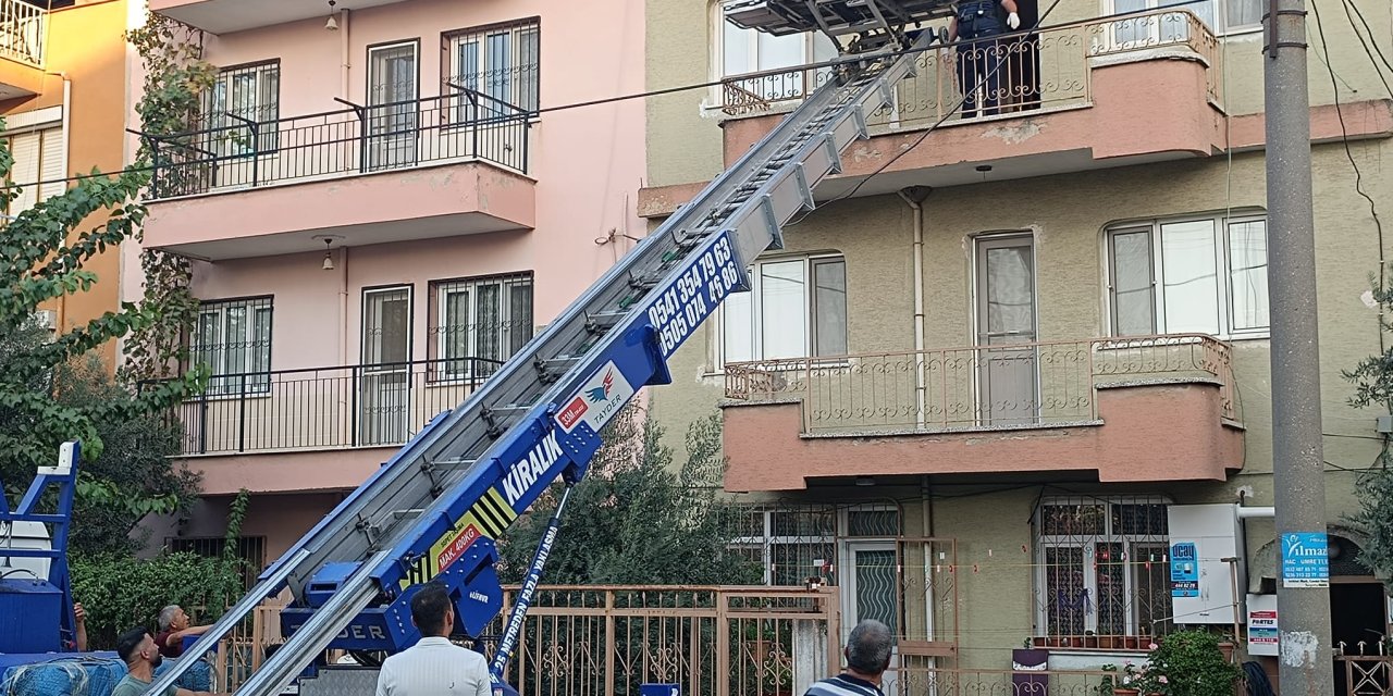 Manisa'da evinde ölü bulunan kişinin cansız bedeni yük asansörüyle taşındı