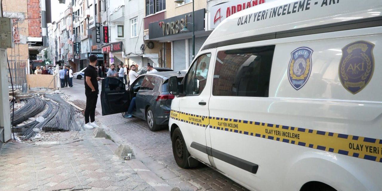 Zeytinburnu'nda silahlı saldırı kameraya yansıdı: 1 kişi yaşamını yitirdi, 1 yaralı