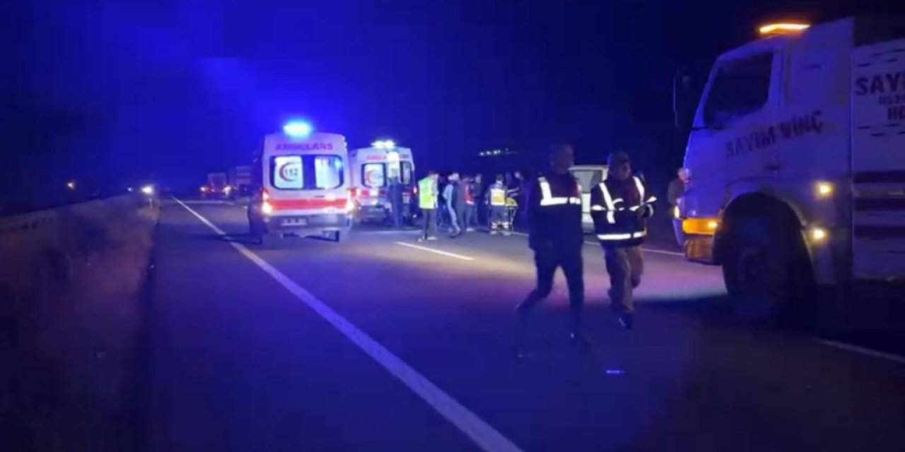 Erzurum’da yolcu otobüsü traktöre çarptı: 2 kişi yaşamını yitirdi, 14 yaralı