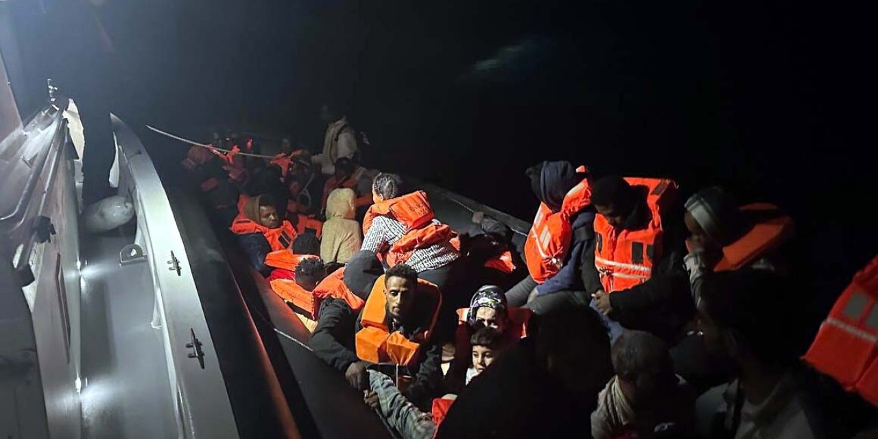 İzmir açıklarında 4 lastik botta 150 kaçak göçmen yakalandı