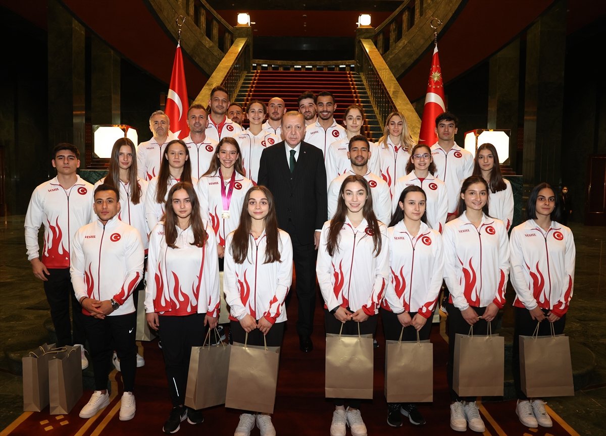 Erdoğan'dan cimnastikçilere: "Madalyaları çaldırmayın"