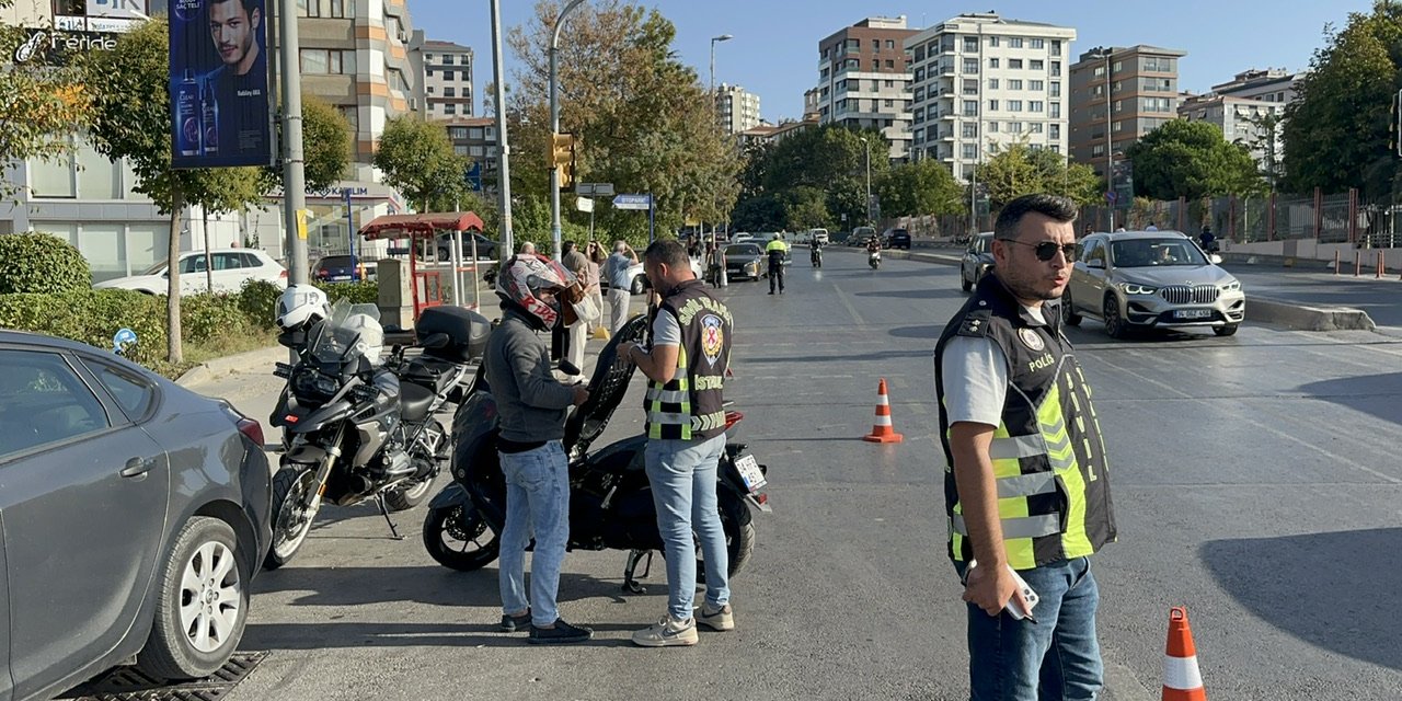 Kadıköy'de motosikletlilere emniyet denetimi: 31 sürücüye 75 bin liralık ceza
