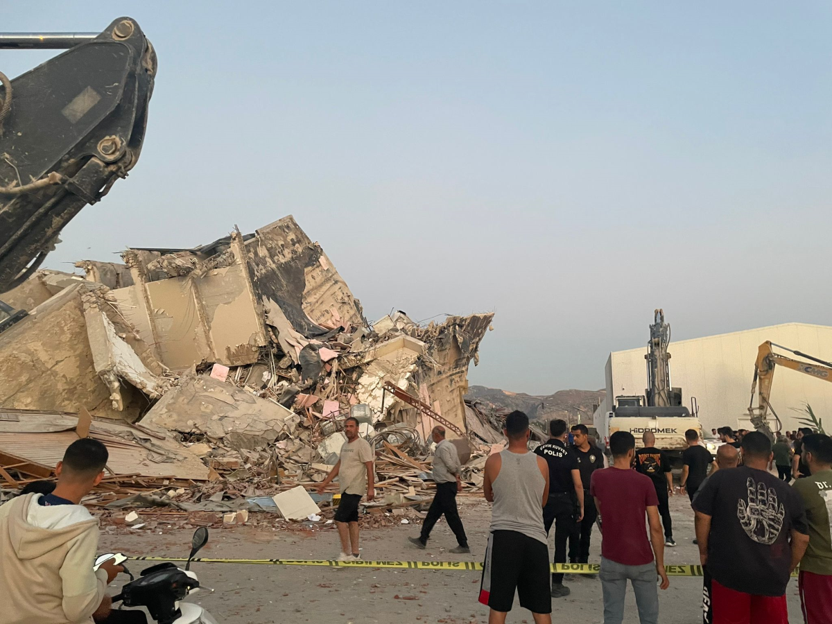 Hatay'da 'kontrollü' yıkım esnasında hasarlı bina 3 vinç operatörünün üstüne düştü, 1 işçi öldü