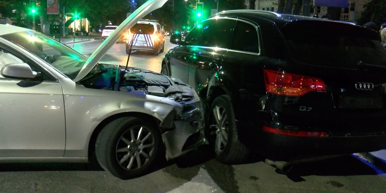 Kadıköy'de kontrolden çıkan otomobil iki otomobile çarptı: 2 yaralı
