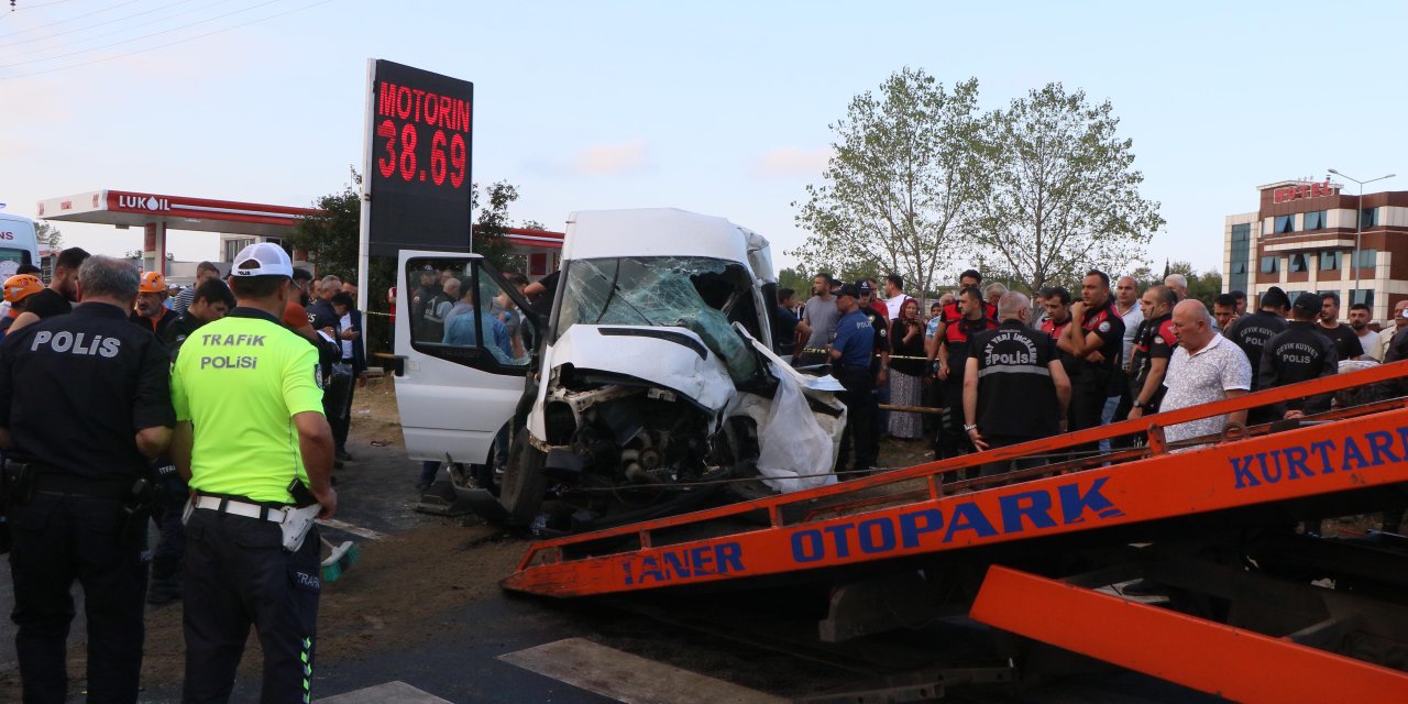 Samsun'da ışık ihlali yapan kamyon, öğrenci servisine çarptı: 1 kişi yaşamını yitirdi, 4 kişi yaralı
