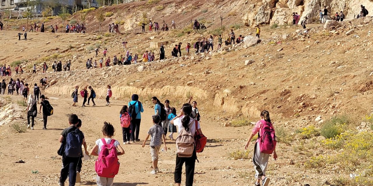 Okul yolu çilesi: Servis ücretini karşılayamayan çocuklar 1,5 saat yol yürüyor