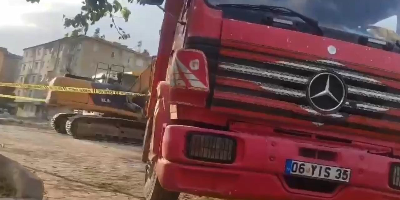 Elazığ'da iş makinesi ile kamyonun arasında kalan inşaat işçisi öldü