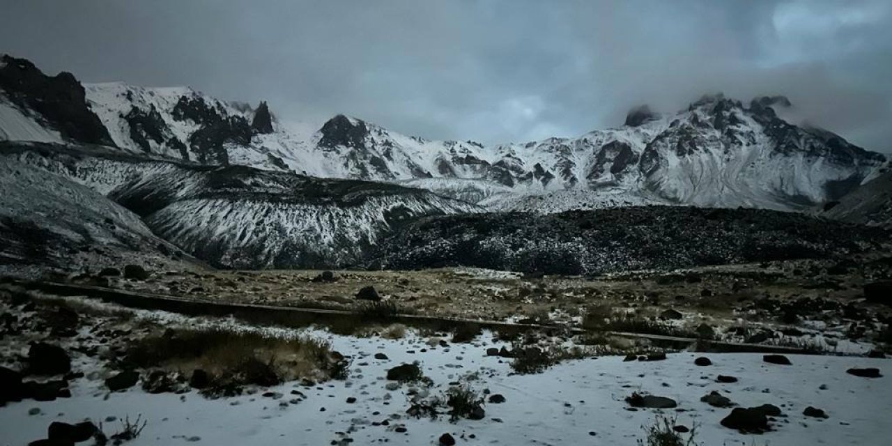 Erciyes Dağı'nda mevsimin ilk karı: Kentte sıcaklık 10 derece düştü