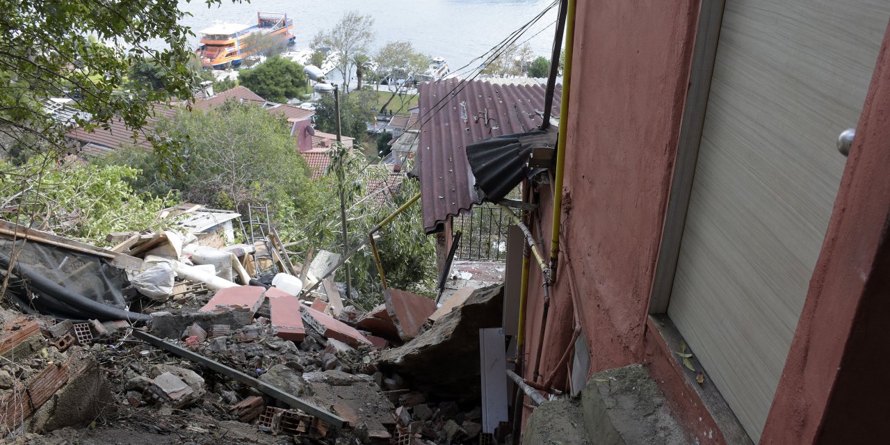 Beşiktaş'ta yerinden kopan kaya parçaları evlerin üzerine düştü: Uyuyordum tak diye ses geldi. Sonra taşlar düştü, sonra patladı