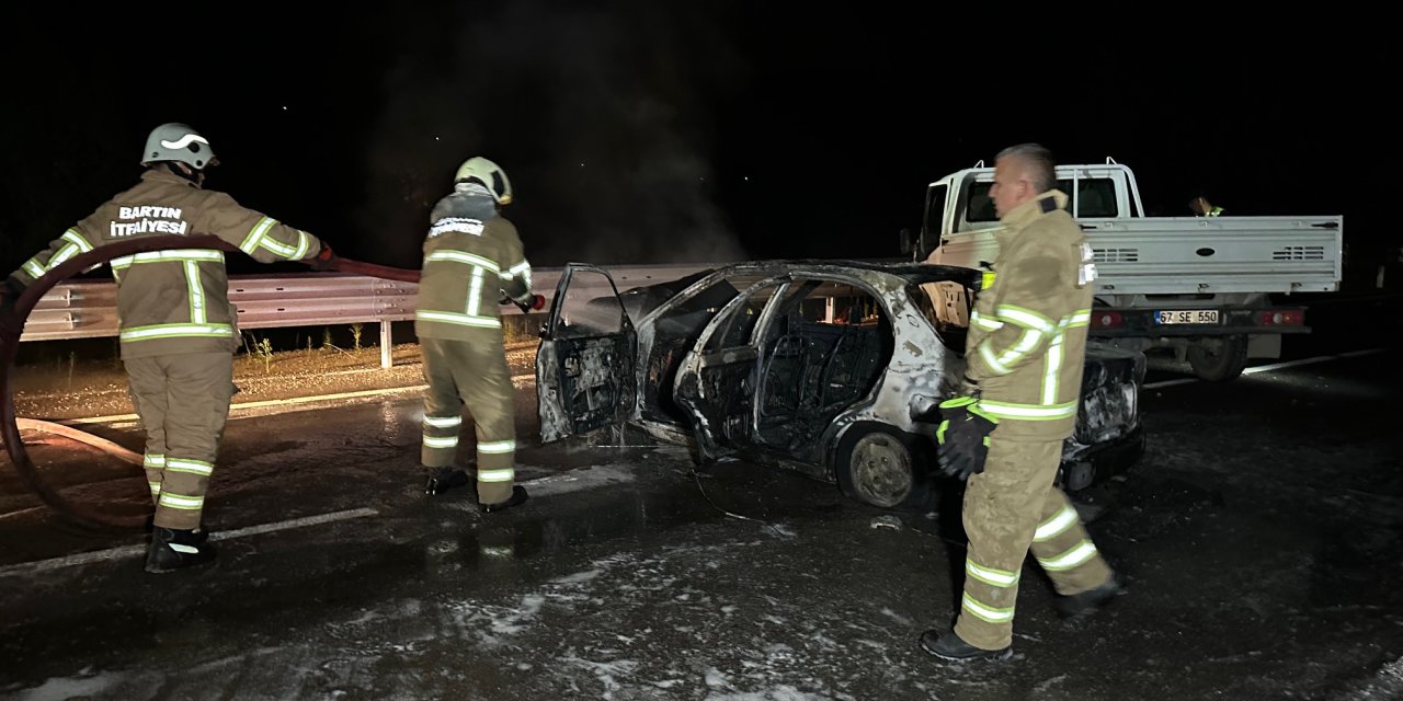 Bartın'da kamyonetle çarpışan otomobilde yangın çıktı: 1 kişi yaşamını yitirdi, 2 kişi yaralı
