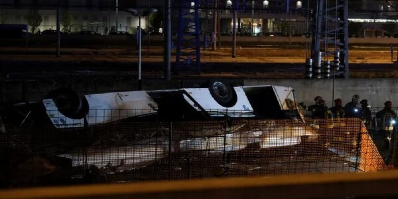 İtalya'da yolcu otobüsü üst geçitten düştü: 21 kişi yaşamını yitirdi